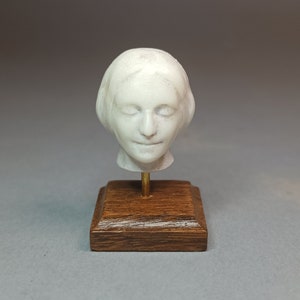 Miniature de L'Inconnue de la Seine. Reproduction d'un masque mortuaire en plâtre. Rare décoration wunderkammer pour maisons de poupées à l'échelle 1/12 et 1/24 par zalvez