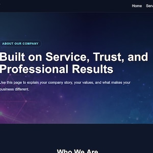 Puede incluir: Una página de inicio de sitio web con un fondo degradado azul oscuro y púrpura. El texto "YOUR COMPANY" está en la parte superior, con enlaces de navegación. El texto principal dice "Built on Service, Trust, and Professional Results."