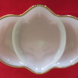 Anchor Hocking Fire King Ware Plat à vaisselle en 3 parties en verre laiteux Relish, bordure dorée