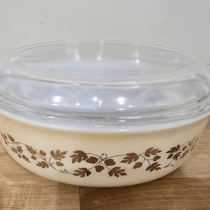 Vintage Pyrex Gold Leaf Pattern 1.5 Quart Casserole Dish with Lid