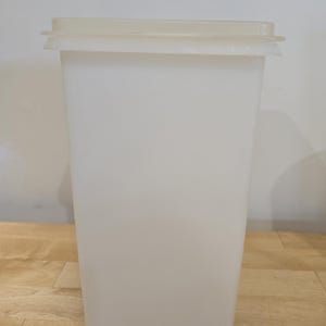 Vintage Tupperware Saltine Cracker-Halter