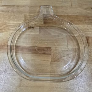 以下が含まれることがあります： 取っ手付きの透明なガラス製のパイ皿。皿は丸型で、強化ガラス製です。パイやその他のデザートを焼くために設計されています。