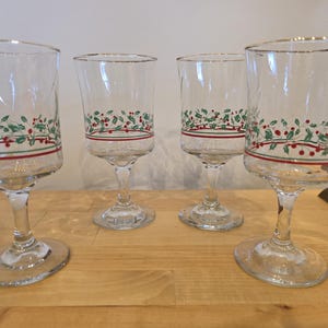 Set of 4 Vintage Arby&#39;s Libbey Christmas Holly Berry Wine Water Glasses