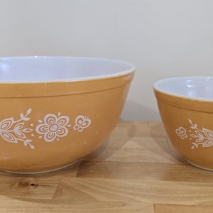 Vintage #401 and #403 Pyrex Butterfly Gold Mixing Bowls 1 1/2 pt & 2 1/2 qt