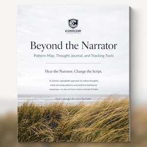 Könnte beinhalten: Ein Werbeposter mit dem Comcor-Logo und dem Titel "Beyond the Narrator". Das Poster enthält den Slogan "Hear the Narrator. Change the Script." und Text über Musterkarten und Gedankenjournale. Der untere Teil zeigt eine Küstenlandschaft.