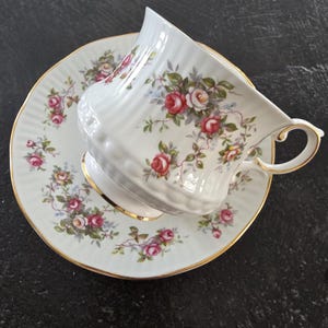 2 -Tasse et soucoupe Royal Victoria Fine Bone China (England)