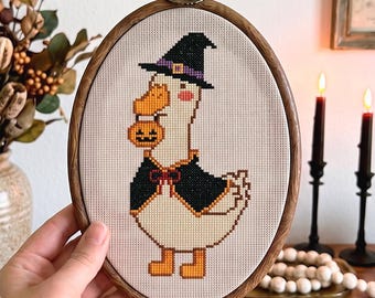 Halloween-Gans-Kreuzstichmuster, lustige Gans mit Hexenhut, gruseliges „Süßes oder Saures“-Kreuzstichmuster (PDF), skurrile Zimmerdeko, Mini-Anfängervorlage