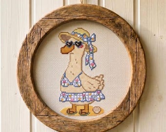 Dummer Gans im Badeanzug Kreuzstichmuster, lustiges Gänse-Sommer-Chart, Vintage Cottagecore Retro Strandstickerei, Gänsestickerei PDF