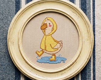 Ente mit Stiefeln Kreuzstich, Quackster Ente im Regen, gelber Regenmantel Dumme Gans Kreuzstichmuster PDF, zauberhafte Kinderzimmer-Wandkunst