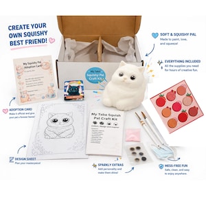 Puede incluir: Un kit de manualidades de juguete blando con forma de gato blanco con pintura, pinceles y accesorios. El kit incluye una tarjeta de adopción, una hoja de diseño y extras brillantes. La caja dice "My Taba Squishy Pal Craft Kit."