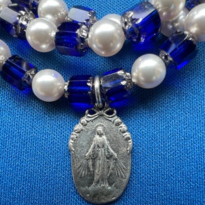 Jungfrau Maria Armband: Ovale Sterling Silber Wundertätige Medaille mit Kobalt Blauen Kathedralen Perlen und weißen Swarovski Perlen. Eine Hommage an Maria!