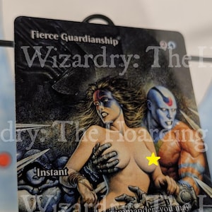 Puede incluir: Una carta coleccionable "Fierce Guardianship" de la serie "Wizardry". La carta presenta una ilustración de fantasía de una mujer y un humanoide de piel azul. El texto de la carta incluye instrucciones del juego. La carta es negra con texto blanco.