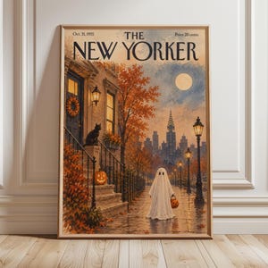 Könnte beinhalten: Ein gerahmter Druck eines New Yorker Magazin-Covers vom 31. Oktober 1955, das eine herbstliche Stadtszene mit einem Geist mit Kürbiseimer, einer schwarzen Katze auf einer Treppe, orangefarbenem Laub, einem Vollmond und einer Skyline zeigt.