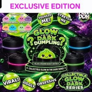 Puede incluir: Un set de juguete coleccionable Glow in the Dark Dumpling con una cesta de vapor negra. El empaque muestra texto que incluye Exclusive Edition, Squeeze Me, Stretch Me, Viral, Jiggly y Obsessive, con varias ilustraciones coloridas de dumplings.