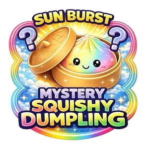 Może przedstawiać: Uśmiechnięta postać pierożka w kolorach tęczy znajduje się w bambusowym koszyku do gotowania na parze. Tekst brzmi SUN BURST MYSTERY SQUISHY DUMPLING, w tęczowej ramce z dwoma znakami zapytania na tle niebieskiego nieba z gwiazdami.