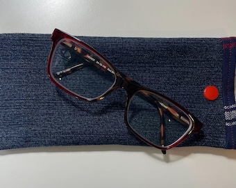 Estuche para gafas artesanal: tejido vaquero hecho a mano con opciones de interior personalizadas.