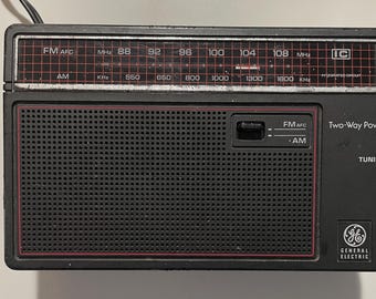 General Electric draagbare AM/FM-radio van GE, model 7-2660D 2-Way Power Vintage Works