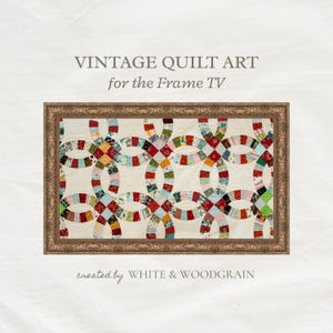 Könnte beinhalten: Ein gerahmtes Vintage-Quilt-Kunstwerk für einen Frame-TV. Der Quilt zeigt ein farbenfrohes Doppel-Hochzeitsring-Muster mit roten, blauen, grünen und gelben Stoffen. Der Rahmen ist detailliert und in Gold gehalten. Der Text auf dem Bild lautet "VINTAGE QUILT ART for the Frame TV" und "created by WHITE & WOODGRAIN."