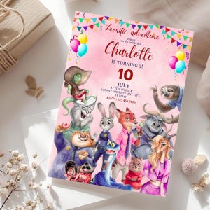 Puede incluir: Una tarjeta de invitaci&oacute;n de cumplea&ntilde;os rosa con personajes de Zootopia, globos coloridos y banderines. El texto dice: Zoorific adventure, Join us! As we celebrate Charlotte IS TURNING 3! 10 JULY AT FIVE O'CLOCK 123 ANY WHERE ST ANY CITY, ST 12345 RSVP: 123 456 7890.