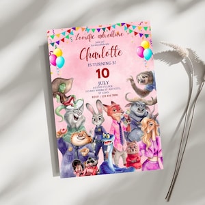 Puede incluir: Una tarjeta de invitaci&oacute;n de cumplea&ntilde;os rosa con personajes de Zootopia, banderines coloridos y globos. El texto dice: Zoorific adventure, Join us! As we celebrate Charlotte IS TURNING 3! 10 JULY AT FIVE O'CLOCK 123 ANY WHERE ST ANY CITY, ST 12345 RSVP : 123 456 7890.