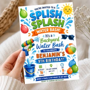 Könnte beinhalten: Eine rechteckige Einladungskarte für eine Party zum Thema Wasser. Der Text lautet: You're invited to a Splish Splash Water Bash! It's a Backyard Water Bash to celebrate Benjamin's 9th Birthday! August 16, 123 Any Where, 9 PM. RSVP to Sarah 987543261.