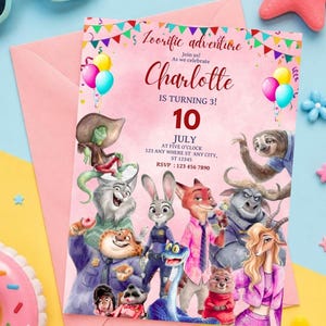 Puede incluir: Una tarjeta de invitaci&oacute;n de cumplea&ntilde;os rosa con personajes de Zootopia, globos coloridos y banderines. El texto dice: Zootific adventure, Join us! As we celebrate Charlotte IS TURNING 3! 10 JULY AT FIVE O'CLOCK 123 ANY WHERE ST ANY CITY, ST 12345 RSVP : 123 456 7890.