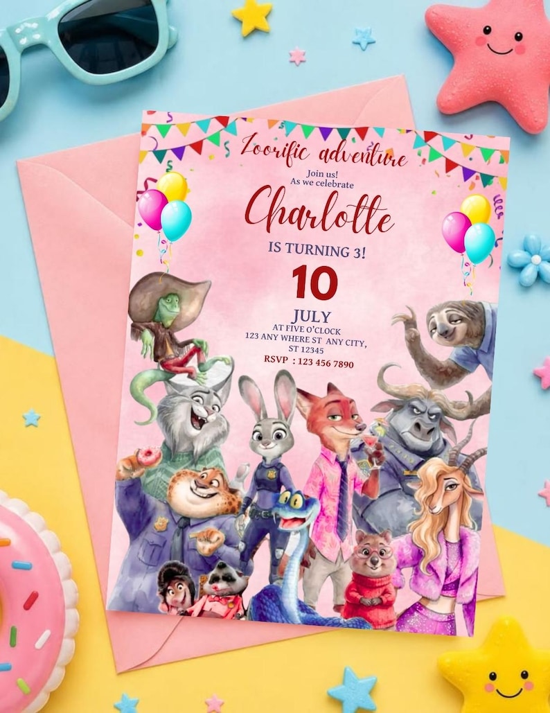 Puede incluir: Una tarjeta de invitaci&oacute;n de cumplea&ntilde;os rosa con personajes de Zootopia, globos coloridos y banderines. El texto dice: Zootific adventure, Join us! As we celebrate Charlotte IS TURNING 3! 10 JULY AT FIVE O'CLOCK 123 ANY WHERE ST ANY CITY, ST 12345 RSVP : 123 456 7890.