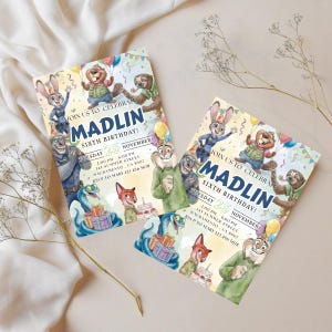 Pu&ograve; includere: Due inviti di compleanno ad acquerello con personaggi di animali dei cartoni animati. Gli inviti recitano "Madlin Sixth Birthday!" con i dettagli dell'evento. Il design include un coniglio, un castoro, un bradipo, una volpe e un serpente.