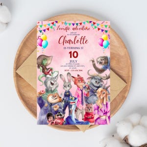 Puede incluir: Una tarjeta de invitaci&oacute;n de cumplea&ntilde;os rosa con personajes de Zootopia, banderines coloridos y globos. El texto dice: Zootific adventure, Join us! As we celebrate Charlotte IS TURNING 3! 10 JULY AT FIVE O'CLOCK 123 ANY WHERE ST ANY CITY, ST 12345 RSVP : 123 456 7890.