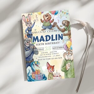 Pu&ograve; includere: Un colorato invito di compleanno con personaggi di animali dei cartoni animati. L'invito recita "Unisciti a noi per festeggiare il sesto compleanno di Madlin!" con data, ora e luogo. Il design include palloncini e coriandoli.