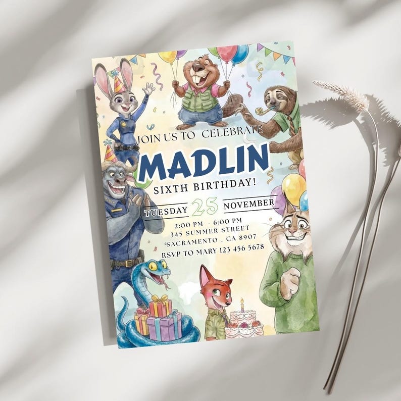 Pu&ograve; includere: Un colorato invito di compleanno con personaggi di animali dei cartoni animati. L'invito recita "Unisciti a noi per festeggiare il sesto compleanno di Madlin!" con data, ora e luogo. Il design include palloncini e coriandoli.