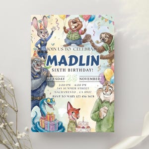 Pu&ograve; includere: Un colorato invito di compleanno con personaggi di animali dei cartoni animati. L'invito recita: "Unisciti a noi per festeggiare il sesto compleanno di Madlin!" con data, ora e luogo. Il design include palloncini e coriandoli.
