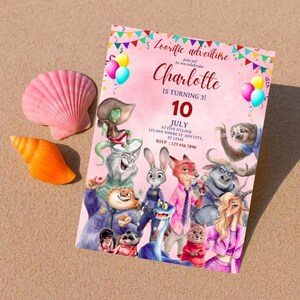 Puede incluir: Una tarjeta de invitaci&oacute;n de cumplea&ntilde;os rectangular con fondo rosa, banderines coloridos, globos y varios personajes animales animados. El texto dice Zoorific adventure, Charlotte IS TURNING 3!, 10 JULY, AT FIVE O'CLOCK, 123 ANY WHERE ST ANY CITY, ST 12345, RSVP: 123 456 7890.