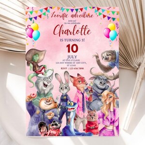 Puede incluir: Una tarjeta de invitaci&oacute;n de cumplea&ntilde;os rectangular con fondo rosa, banderines coloridos, globos e ilustraciones de varios personajes animales animados. El texto dice Zootific adventure, Charlotte IS TURNING 3!, 10 JULY, AT FIVE O'CLOCK, 123 ANY WHERE ST ANY CITY, ST 12345, RSVP : 123 456 7890.