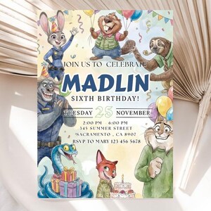 Pu&ograve; includere: Un colorato invito di compleanno con personaggi di animali dei cartoni animati. L'invito recita "Unisciti a noi per festeggiare il sesto compleanno di Madlin!" con la data, l'ora e i dettagli del luogo. Il design include palloncini e decorazioni per feste.
