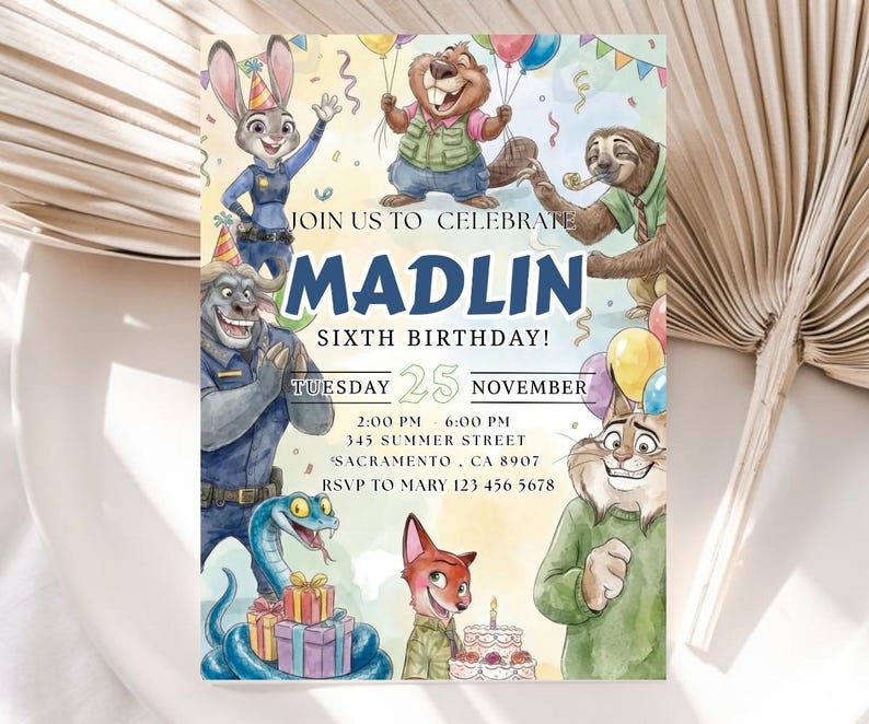 Pu&ograve; includere: Un colorato invito di compleanno con personaggi di animali dei cartoni animati. L'invito recita "Unisciti a noi per festeggiare il sesto compleanno di Madlin!" con la data, l'ora e i dettagli del luogo. Il design include palloncini e decorazioni per feste.