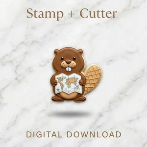 Puede incluir: Un cortador y sello de galletas con forma de castor marrón. El castor sostiene un mapa y tiene una cola texturizada. El texto "Stamp + Cutter" está en la parte superior y "DIGITAL DOWNLOAD" en la parte inferior.