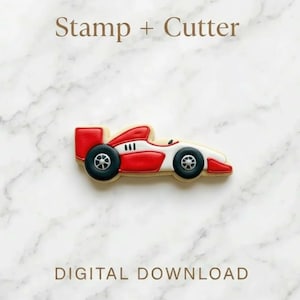 Può includere: Tagliapasta a forma di auto da corsa rossa, bianca e nera. Il tagliapasta ha ruote nere e uno spoiler rosso. Il testo "Stamp + Cutter" e "DIGITAL DOWNLOAD" sono sopra e sotto il tagliapasta.