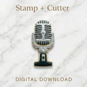 Pode incluir: Cortador de biscoitos em forma de microfone vintage, com detalhes prateados e pretos. As palavras "Stamp + Cutter" e "DIGITAL DOWNLOAD" estão impressas na imagem. O cortador está sobre um fundo de mármore.