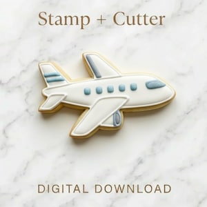Pode incluir: Cortador de biscoitos em forma de avião branco com detalhes em azul e azul claro. O cortador de biscoitos tem um contorno marrom claro e é decorado com janelas azuis e detalhes nas asas. O texto na imagem diz "Stamp + Cutter" e "DIGITAL DOWNLOAD".
