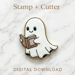 Op de afbeelding: Een witte spookvormige koekjessnijder met een lachend gezicht, die een bruin boek vasthoudt. De koek is versierd met zwarte details en omlijnd in bruin. Tekst bovenaan luidt "Stamp + Cutter" en onderaan "DIGITAL DOWNLOAD".