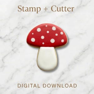 Puede incluir: Un juego de cortador y sello de galletas con forma de hongo rojo y blanco. El hongo tiene un sombrero rojo con puntos blancos y un tallo blanco. Se muestran las palabras "Stamp + Cutter" y "DIGITAL DOWNLOAD".