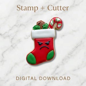 Könnte beinhalten: Ein roter Weihnachtssocken-Ausstecher mit einem wütenden Gesicht, grünen Akzenten und einer weißen Manschette. Der Strumpf ist mit einer Zuckerstange, grünen Blättern und anderen Leckereien gefüllt. Der Text "Stamp + Cutter" und "DIGITAL DOWNLOAD" werden angezeigt.