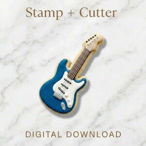 以下が含まれることがあります： 青いボディと白いアクセントのギター型クッキーカッター。 クッキーカッターは、薄茶色のネックと弦があります。 画像の上部と下部には「Stamp + Cutter」と「DIGITAL DOWNLOAD」という文字があります。