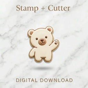 Może przedstawiać: Beżowy stempel i wykrawacz w kształcie misia. Miś macha jedną łapą w górę. Teksty "Stamp + Cutter" i "Digital Download" są wyświetlane nad i pod obrazem misia.