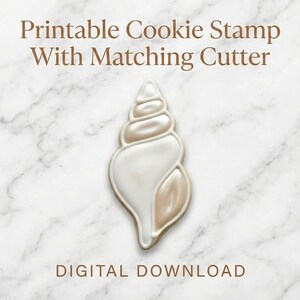 Può includere: Download digitale di un tagliabiscotti e timbro a forma di conchiglia. Il design presenta una conchiglia bianca e beige con effetto perlaceo, su sfondo marmoreo. Il testo recita "Printable Cookie Stamp With Matching Cutter."