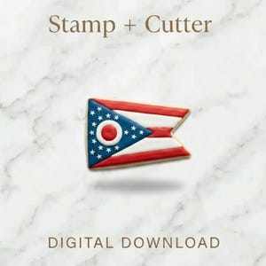Könnte beinhalten: Ein Ausstecher in Form der Flagge von Ohio. Der Keks ist mit roter, weißer und blauer Glasur verziert und zeigt ein blaues Dreieck mit weißen Sternen und einem roten Kreis. Die Worte "Stamp + Cutter" und "Digital Download" stehen darüber und darunter.