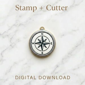 Può includere: Un tagliabiscotti e timbro rotondi con un design a rosa dei venti. La rosa dei venti è nera su sfondo bianco, circondata da un bordo argentato. Sono visibili anche le scritte "Stamp + Cutter" e "DIGITAL DOWNLOAD".