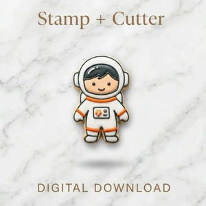 Puede incluir: Cortador de galletas con forma de astronauta, con un traje espacial blanco, detalles en naranja y una cara sonriente. El texto "Stamp + Cutter" y "DIGITAL DOWNLOAD" están arriba y abajo de la imagen.