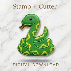 Könnte beinhalten: Ein grünes Schlangen-Ausstecher- und Stempelset. Die Schlange hat einen grünen Körper mit gelben Markierungen und einer braunen Zunge. Die Wörter "Stamp + Cutter" und "DIGITAL DOWNLOAD" sind abgebildet.